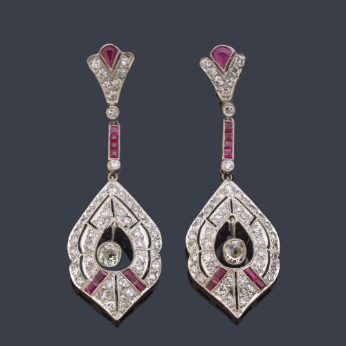Pendientes largos con dos diamantes móviles al centro con diamantes talla 8/8 de aprox. 2,20 ct en total y rubíes calibrados.