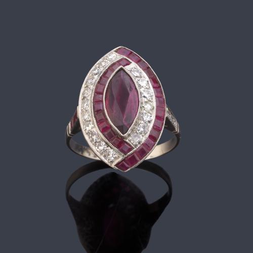 Anillo lanzadera con rubí central talla marquís de aprox. 2,00 ct con bandas de rubíes calibrados y diamantes talla 8/8 de aprox. 1,00 ct en total.