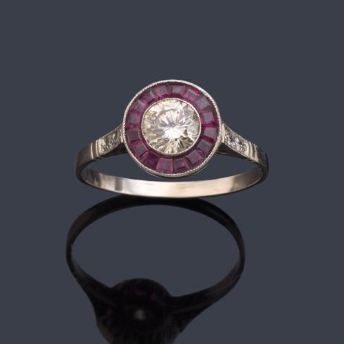 Anillo 'ojo de perdiz' con brillante central de aprox. 0,70 ct y orla de rubíes calibrados.