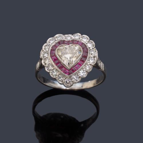 Anillo con diamante talla corazón de aprox. 0,95 ct con doble orla de rubíes calibrados y diamantes talla 8/8 de aprox. 0,45 ct en total.
