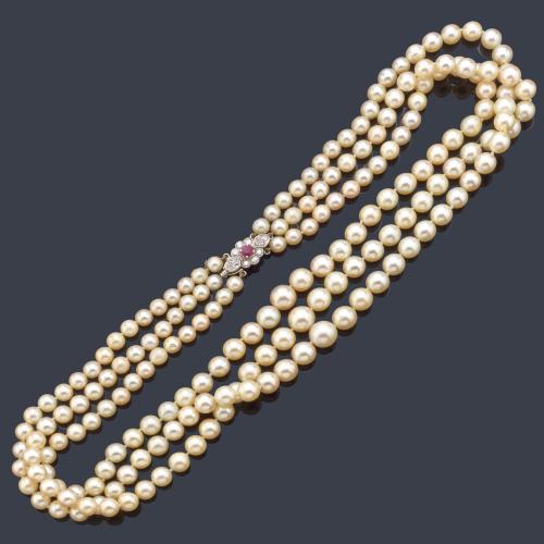 Collar con tres hilos de perlas en diferentes longitudes de aprox. 5,74 - 7,75 mm con cierre en oro blanco de 18K con rubí talla redonda y brillantes.