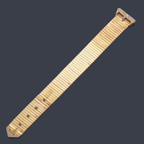 Pulsera años '40 con diseño de hebilla con cuatro rubíes talla cabujón y diamantes talla 8/8.