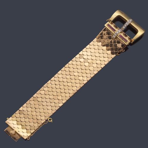 Pulsera retro con diseño de hebilla con banda de rubíes sintéticos calibrados y detalles con diamantes talla brillante. Años '40.