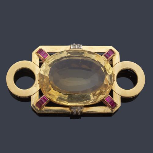 Broche retro con gran cuarzo citrino talla oval de aprox. 100,00 ct con cuatro bandas de rubíes sintéticos calibrados y detalles de diamantes talla rosa. Años '40.
