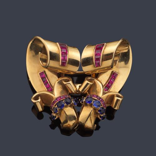 Broche retro años '40 con zafiros y rubíes sintéticos en montura de oro amarillo de 18K.