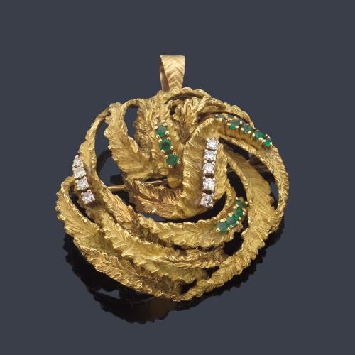 Broche-colgante con diseño en espiral e inspiración vegetal con esmeraldas y diamantes talla 8/8, en montura texturizada en oro amarillo mate y brillo de 18K. Años '70.