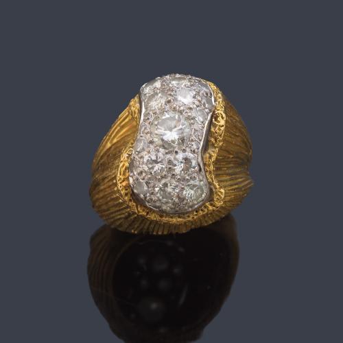 Anillo con motivo central en pavé de brillantes en montura rallada en oro amarillo mate y brillo de 18K. Años '70.