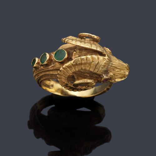 Anillo con cabeza de carnero con tres esmeraldas en montura de oro amarillo de 18K.