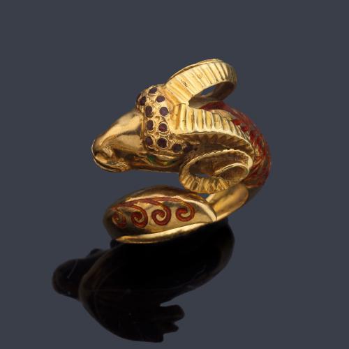 Anillo con diseño de cabeza de carnero decorado con esmalte y realizado en oro amarillo de 18K.