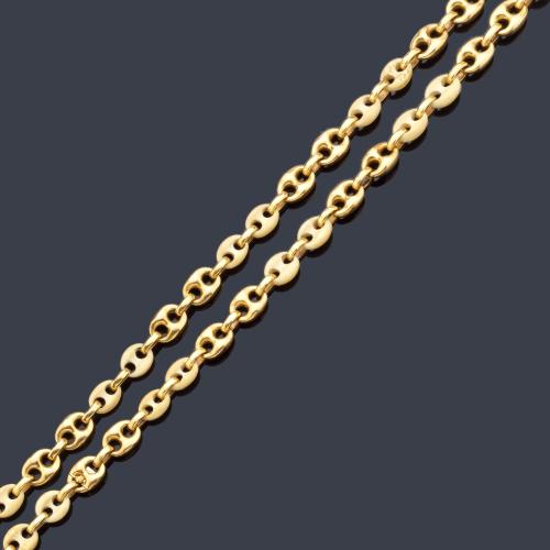 Collar largo con eslabones con diseño de calabrote en oro amarillo de 18K y baquelita.