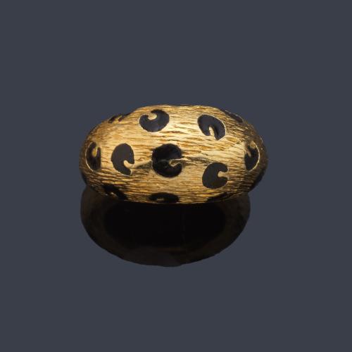 Anillo con motivos de manchas de leopardo con esmalte negro sobre montura de oro amarillo de 18K.