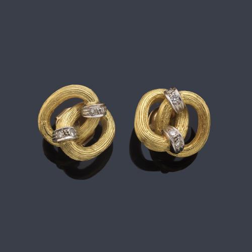 Pendientes cortos con diseño de nudo con diamantes talla 8/8 en montura rallada de oro amarillo de 18K.