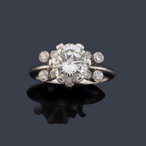 Anillo con brillante central de aprox. 2,49 ct con orla de diamantes talla brillante y 8/8.