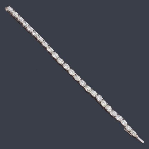 Pulsera rivière con 25 diamantes talla oval de aprox. 21,00 ct en total.