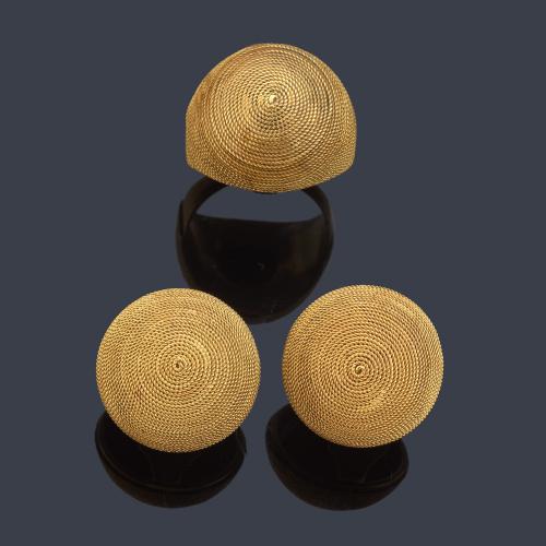 Pendientes cortos y anillo con decoración de cordoncillo en oro amarillo de 18K. Años '70.