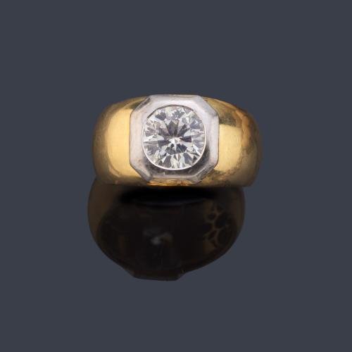 Anillo con brillante de aprox. 1,83 ct en montura de oro amarillo de 18K y bisel en oro blanco.
