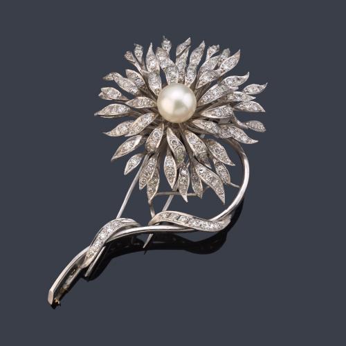 Broche con diseño floral y perla central de aprox. 9,33 mm y diamantes talla sencilla de aprox. 1,00 ct en total.