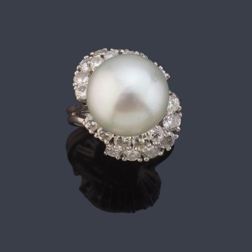 Anillo con perla Australiana de aprox. 12,20 mm con doble orla de brillantes de aprox. 1,10 ct en total.