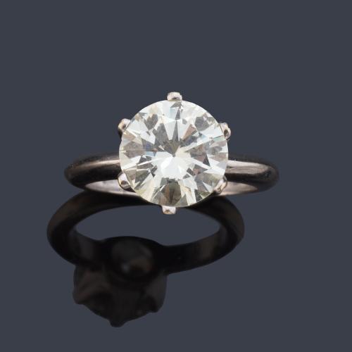 Solitario con brillante de aprox. 4,01 ct en montura de oro blanco de 18K.