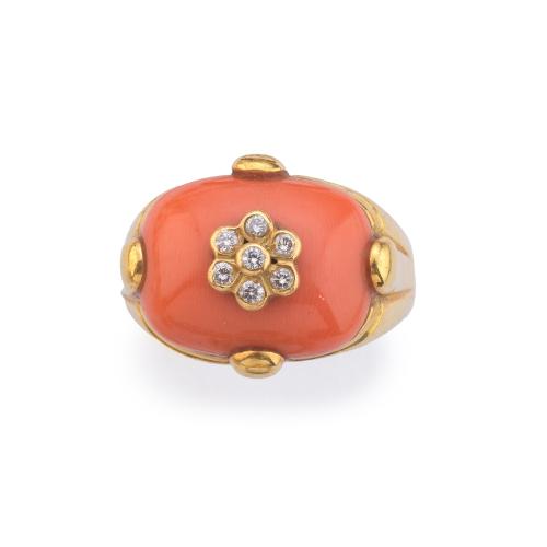 Anillo con pieza de coral y motivo de rosetón de brillantes, realizado en montura de oro amarillo de 18K. Años '70.