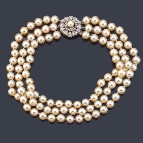 Collar con tres hilos de perlas de aprox. 9,93 mm - 10,18 mm con broche central calado, enriquecido con diamantes talla brillante y 8/8 y perla central.