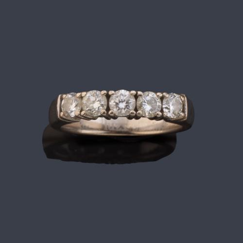 Media alianza con banda de brillantes de aprox. 0,75 ct en total.
