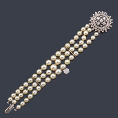 Pulsera con tres hilos de perlas de aprox. 5,07 mm - 8,20 mm con cierre circular y diseño calado con diamantes talla brillante y 8/8 de aprox. 2,10 ct en total.