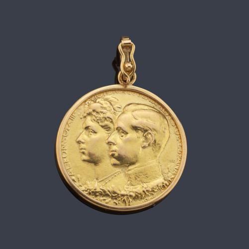 Colgante con moneda de 18K conmemorativa.