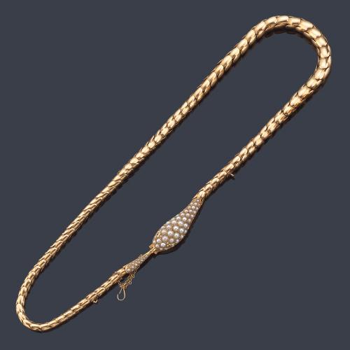 Collar con diseño de serpiente con perlitas aljófar, dos diamantes talla antigua, realizado en montura de oro amarillo de 18K. Finales S. XIX.