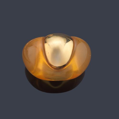 Anillo con resina color naranja con detalle superior en oro amarillo de 18K.