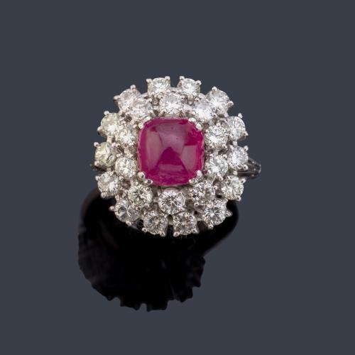 Anillo con rubí talla 'pain de sucre' de aprox. 4,40 ct con doble orla de brillantes de aprox. 2,40 ct en total.