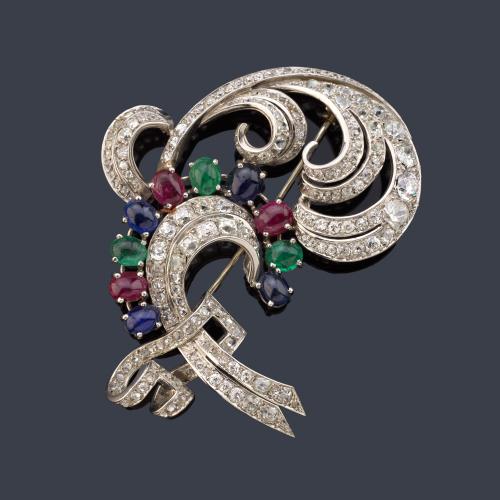  Broche años '40 con rubíes, esmeraldas y zafiros talla cabujón con diamantes talla antigua y 8/8 de aprox. 4,45 ct en total.