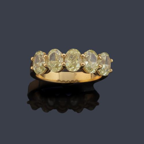  Media alianza con diamantes 'fancy yellow' talla oval de aprox. 3,44 ct en total.