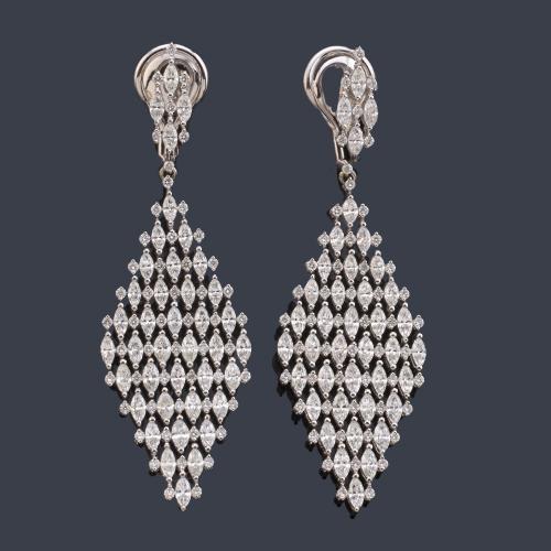 Pendientes largos con diamantes talla brillante y marquís de aprox. 4,16 ct en total.