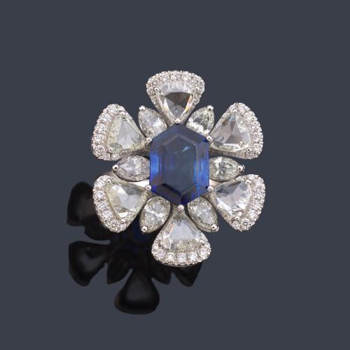  Anillo con diseño de flor y zafiro talla fantasía central de aprox. 4,45 ct y diamantes talla holandesa de aprox. 3,29 ct, diamantes talla marquís de aprox. 1,64 ct y brillantes de aprox. 0,54 ct en total.