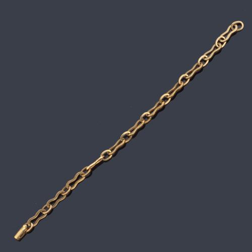 Pulsera con eslabones en montura de oro amarillo de 18K.