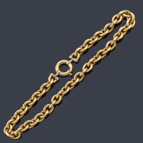Collar con eslabones ovalados en montura de oro amarillo de 18K.