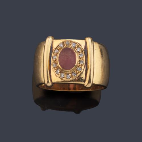 Anillo ancho con cuarzo rosa talla cabujón y orla de brillantes en montura de oro amarillo de 18K.