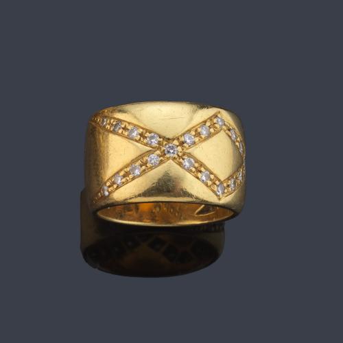Anillo ancho con banda cruzada con brillantitos en montura de oro amarillo de 18K.