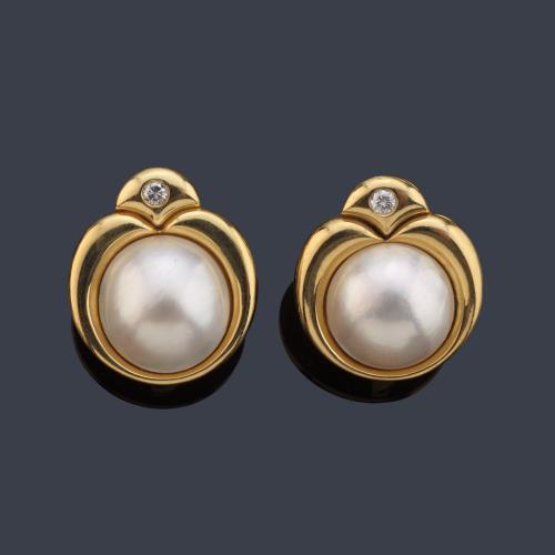 Pendientes cortos con pareja de perlas Mabe y un brillantito en la parte superior.