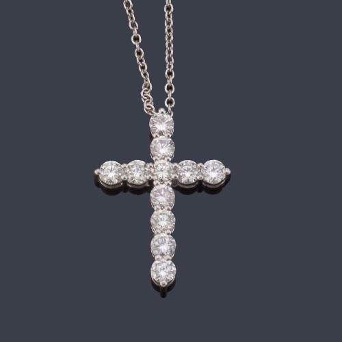 Colgante con forma de cruz con brillantes de aprox. 0,63 ct en total.