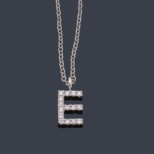 Colgante con la letra 'E' con brillantes de aprox. 0,07 ct en total.