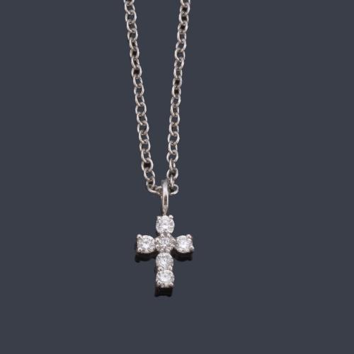 Colgante con cruz con brillantes de aprox. 0,05 ct en total.