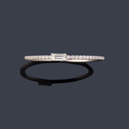 Anillo con diamante talla esmeralda y banda de brillantes de aprox. 0,12 ct en total.