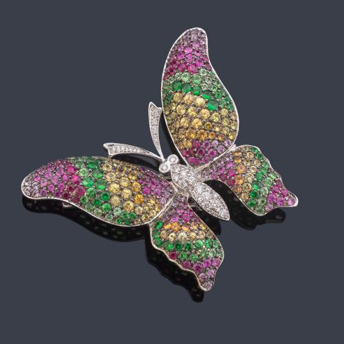  Broche con diseño de mariposa con pavé de zafiros rosas, verdes y amarillos en degradado de color y centro de brillantes de aprox. 0,38 ct en total.