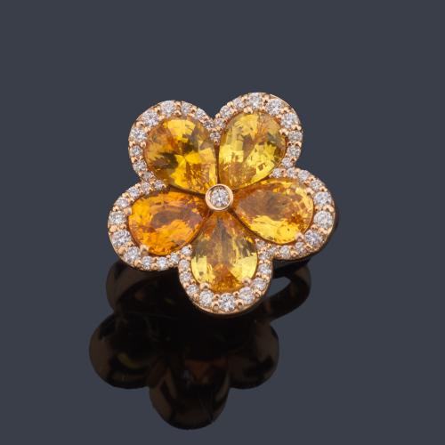 Anillo con motivo de flor con zafiros amarillos talla perilla de aprox. 6,35 ct y orla de brillantes de aprox. 0,51 ct en total.