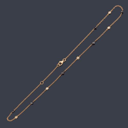 Collar corto con brillantes incoloros de aprox. 0,20 ct y diamantes negros de aprox. 0,24 ct en total.