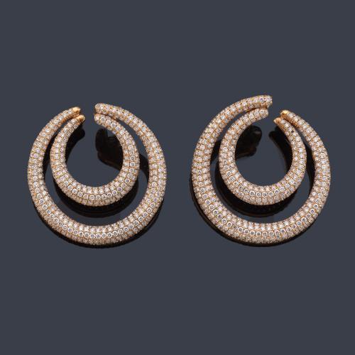  Pendientes tipo criolla con doble aro con pavé de brillantes de aprox. 4,64 ct en total.