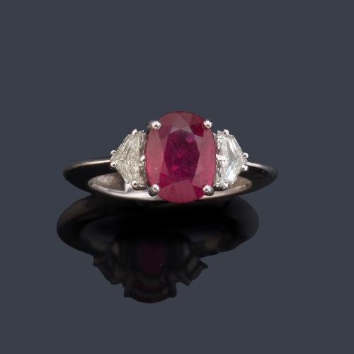  Anillo con rubí talla oval de aprox. 2,77 ct con dos diamantes talla fantasía de aprox. 0,44 ct en total. Certificado S.G.R Milán.