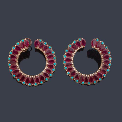 Pendientes tipo criolla con rubíes talla perilla de aprox. 9,46 ct en total con banda interior de brillantes de aprox. 0,22 ct y turquesas.